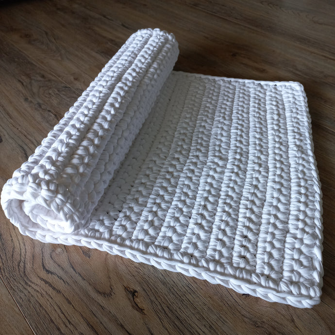 white crochet mat